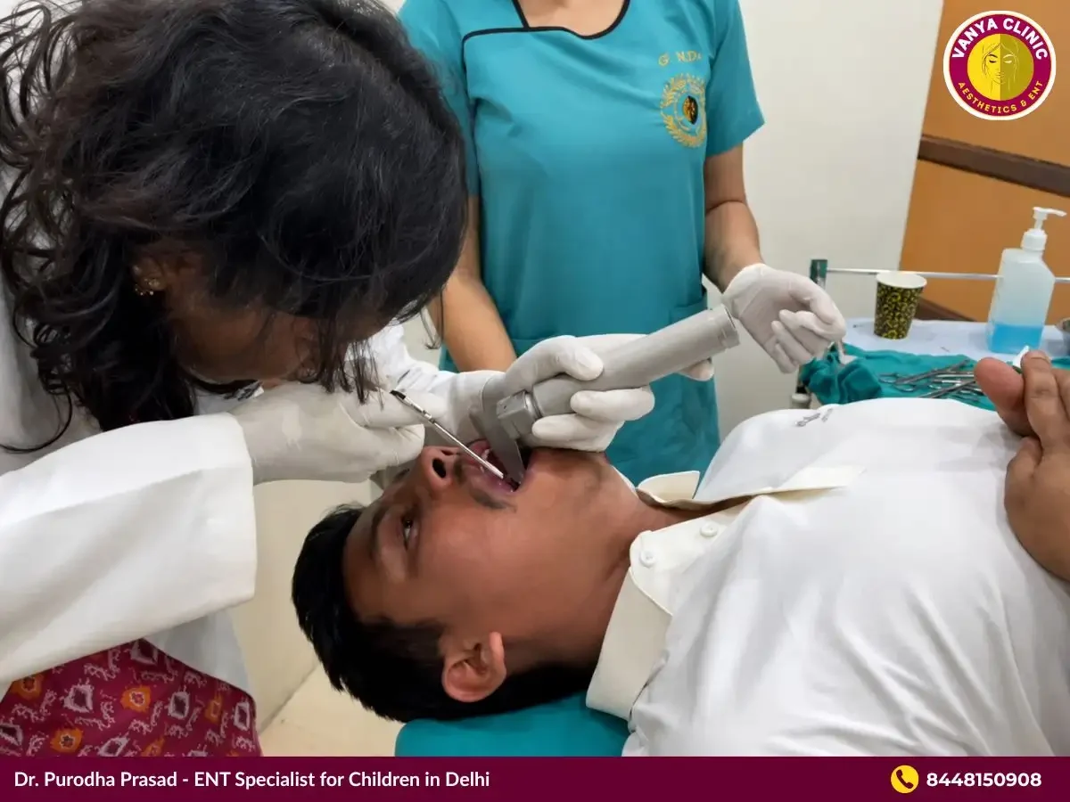 Dr. Purodha Prasad removing Fish bone from Throat in Male patient in Delhi.
